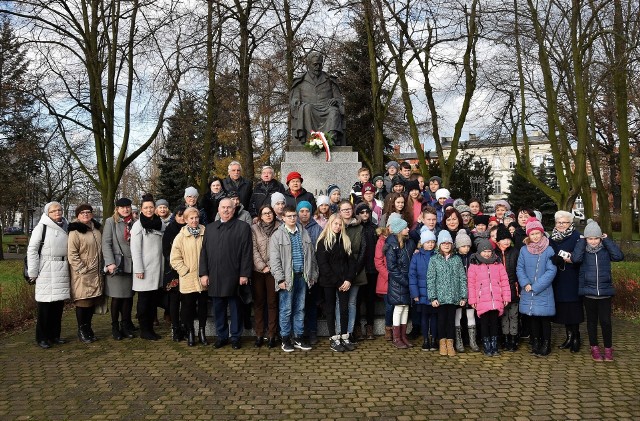 Mija 157. rocznica urodzin poety, Jana Kasprowicza. Z tej okazji pod pomnikiem piewcy Kujaw na skwerze przy ul. Solankowej spotkali się przedstawiciele instytucji, których patronem jest Kasprowicz. M. in. przybyły delegacje: muzeum, biblioteki miejskiej i I Liceum Ogólnokształcącego. Licznie reprezentowana była szymborska Szkoła Podstawowa nr 10. Uczestnicy rocznicowego spotkania złożyli pod pomnikiem kwiaty i tradycyjnie, pozowali do zdjęcia.