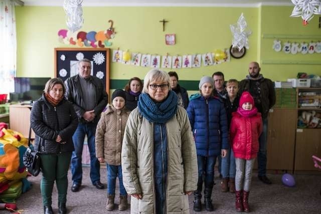 Dzieci, rodzice, nauczyciele i dyrektorka Grażyna Ciechowska stanęli w obronie małej szkoły w Siemoniu. W środę placówka była wizytowana przez dyrektora delegatury kuratorium oświaty w Toruniu