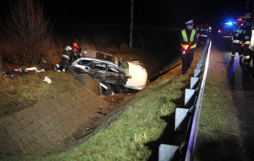 Dramatyczny wypadek na drodze krajowej numer 73 między Dąbrową a Wiśniówką koło Kielc! BMW wypadło z trasy. Kierowca nie żyje!