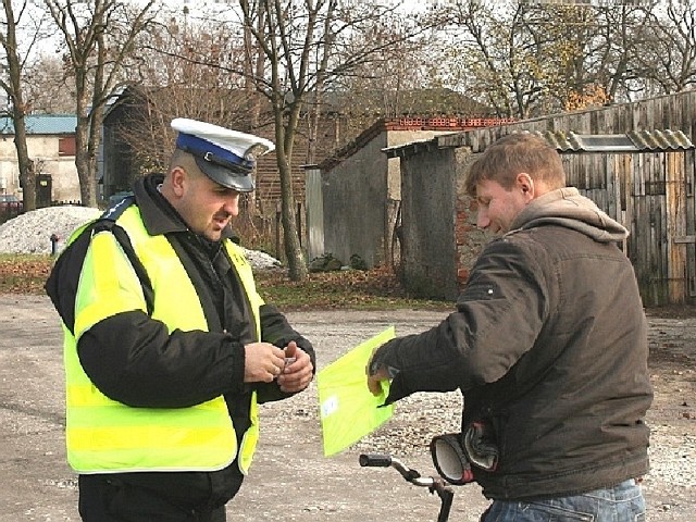 Policjanci z Wąbrzeźna rozdali 40 kamizelek odblaskowych