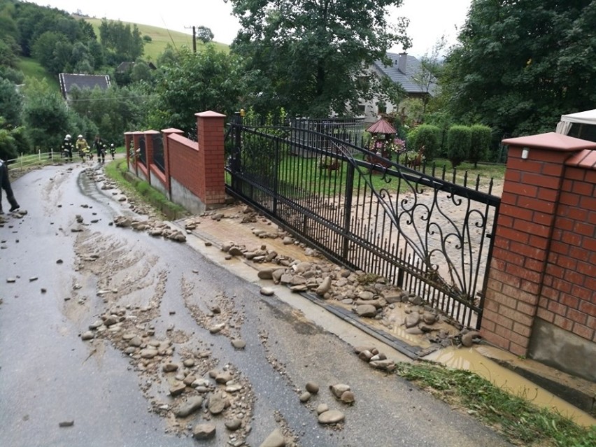 Ulewa nad Moszczenicą. Strażacy sprzątają kamienie i błoto naniesione przez deszcz [ZDJĘCIA]