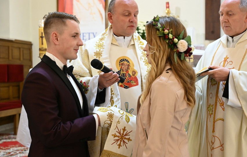 Były piłkarz Korony Kielce Michał Stachura wziął ślub! W Kaczynie powiedział "tak" Magdalenie. Znane osoby na weselu [ZDJĘCIA, WIDEO]