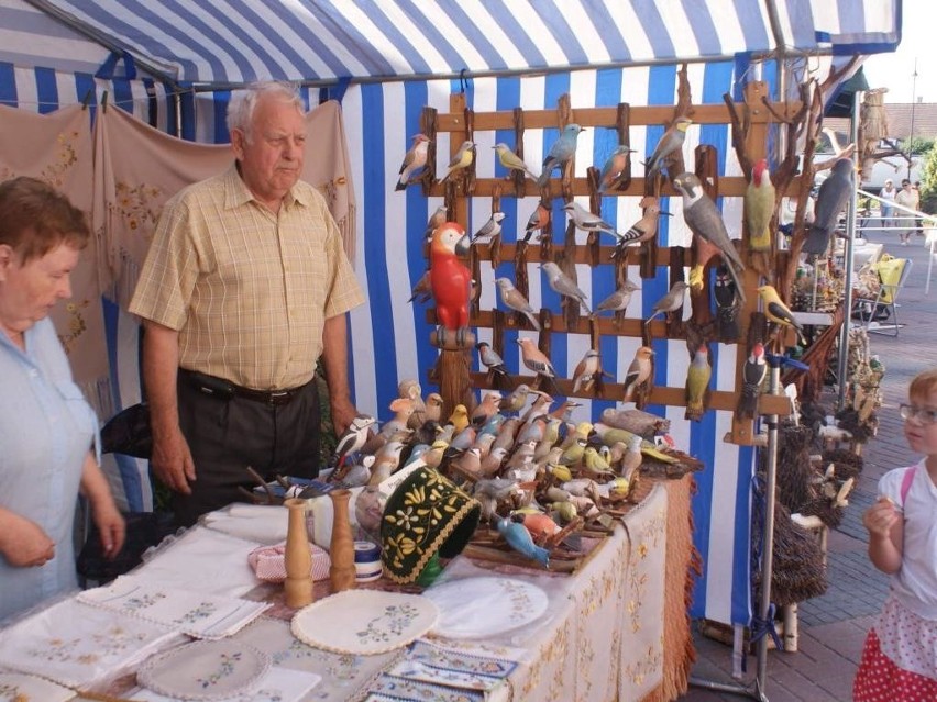 Wojciech Borkowicz rzeźbi kolorowe drewniane ptaszki, a pani...