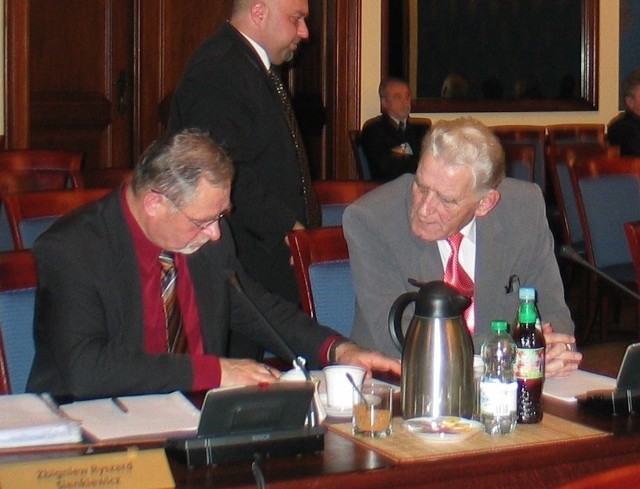 Eugeniusz Patyk (po prawej) nie wystartuje na senatora. Zbigniew Sienkiewicz będzie na siódmym miejscu na liście SLD do Sejmu.