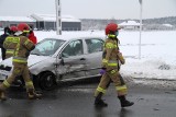 Wypadek w Tarnobrzegu. Zderzyły się dwa samochody osobowe i radiowóz. [ZDJĘCIA]