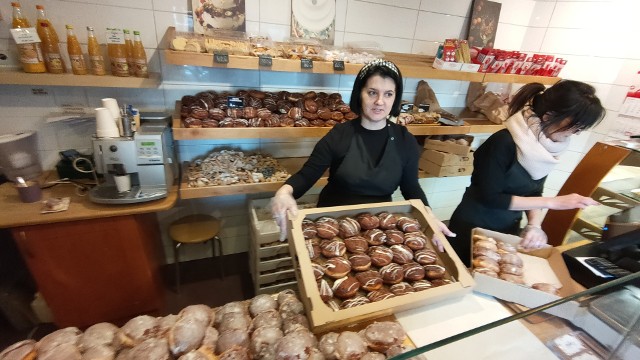 Pyszne pączki od rana klienci kupują m.in w cukierni Cieplak w Będzinie Zobacz kolejne zdjęcia/plansze. Przesuwaj zdjęcia w prawo - naciśnij strzałkę lub przycisk NASTĘPNE