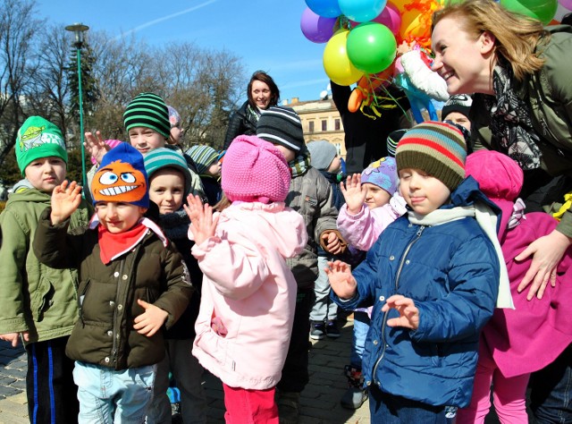 W piątek maluchy z Przedszkola "Zacisze" zamiast topienia marzanny, wybrały puszczanie w niebo kolorowych baloników.