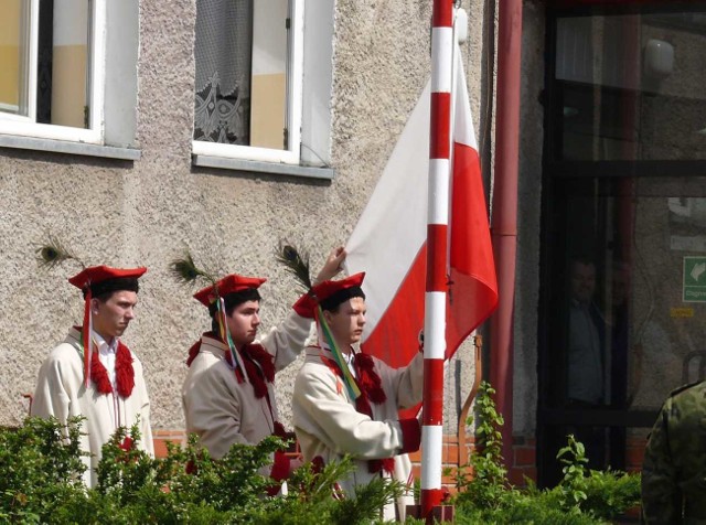 Wciąganie na maszt  flagi narodowej, odbyło się przy dźwiękach hymnu polskiego.