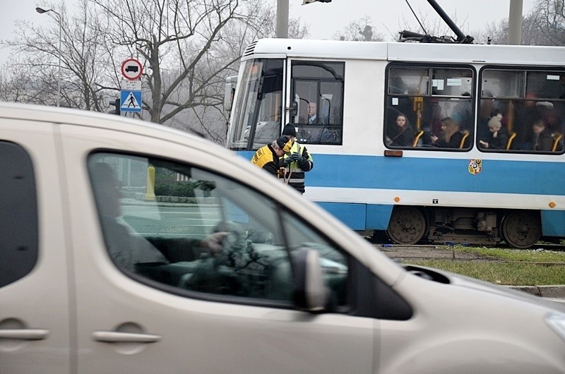 Wrocław: Wykolejenie tramwaju na pl. Dominikańskim (FOTO, OBJAZDY)