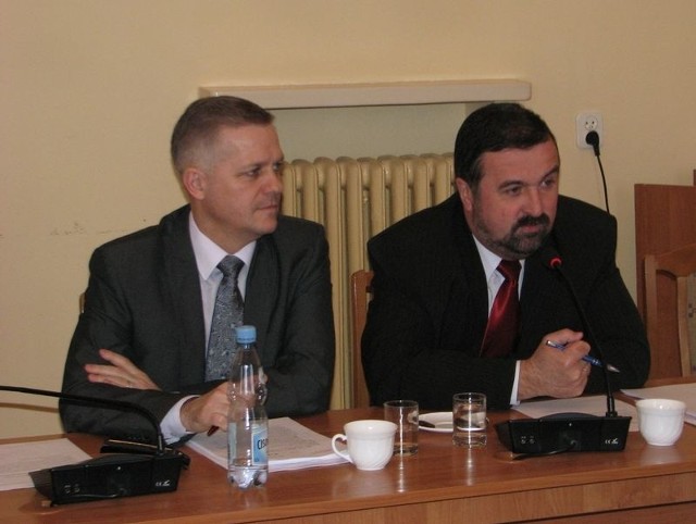 Na ostatniej sesji Rady Powiatu Andrzej Sadowski (po lewej) mówił o nowej ścieżce z Ostrowi, przez Brok do Małkini