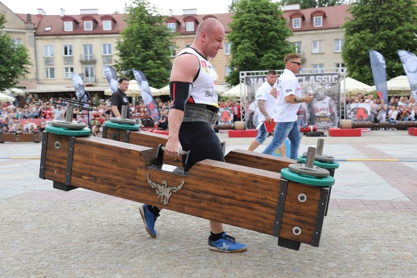 Marek Czajkowski powiększył swoją gablotę o trofeum...