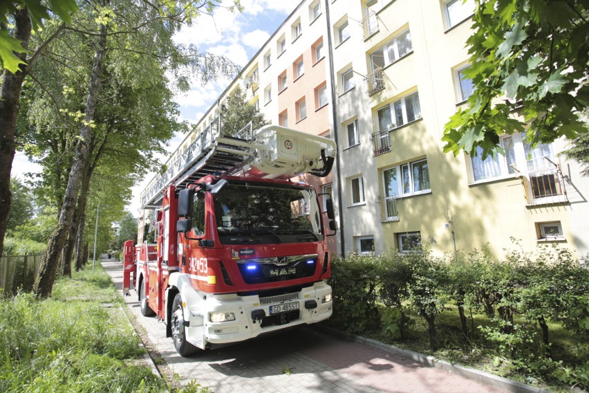 4-letnia dziewczynka wypadła z okna w bloku przy ul. Banacha. Z obrażeniami została odwieziona do szpitala