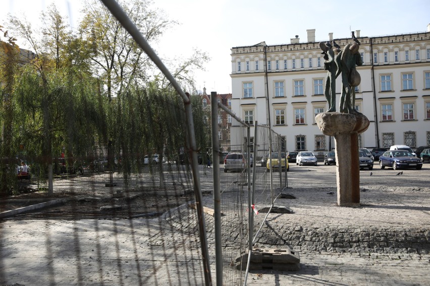 Kraków. Trwają prace remontowe na placu Wolnica. Sporo jest do naprawienia [ZDJĘCIA]