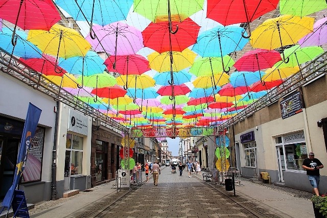 Nad częścią ul. Królowej Jadwigi zamontowano już parasolkową instalację. Jest ona zapowiedzią Art Ino Festiwalu, który rozpocznie się w Inowrocławiu w sobotę 17 lipca o godz. 16