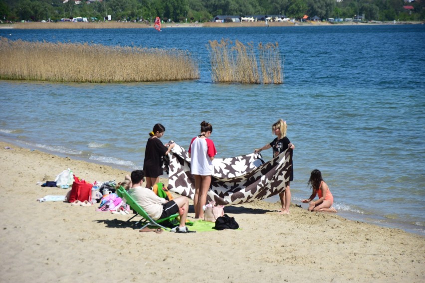 Majówka 2024 nad Jeziorem Tarnobrzeskim. Słoneczny i gorący początek sezonu letniego nad wodą. Zobacz zdjęcia   