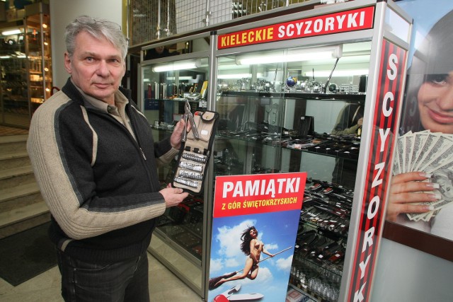 Ogromny wybór scyzoryków w sklepie przy kieleckim deptakuZdzisław Pabian ze sklepu „Pelikan” przed gablotą ze scyzorykami.