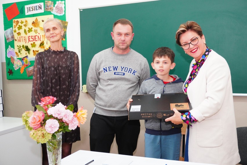 Laptopy od rządu dotarły do dzieci ze Stykowa w gminie Brody. Było dużo radości. Zobacz zdjęcia