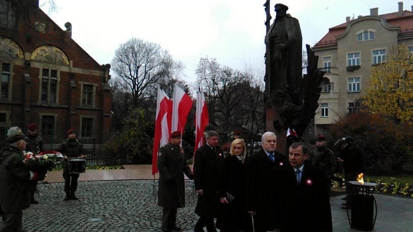 Święto Niepodległości w Krakowie. Złożyli hołd Marszałkowi Piłsudskiemu [ZDJĘCIA, WIDEO]