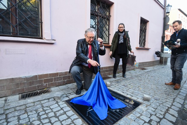 Reżyser Krzysztof Zanussi odsłonił dziś (24 października) przy ul. Podmurnej pamiątkową tablicę, którą poświęcono kręconemu przez niego w 1983 w Toruniu filmowi "Rok spokojnego słońca".Nasz Flesz - kiedy należy zmienić opony?