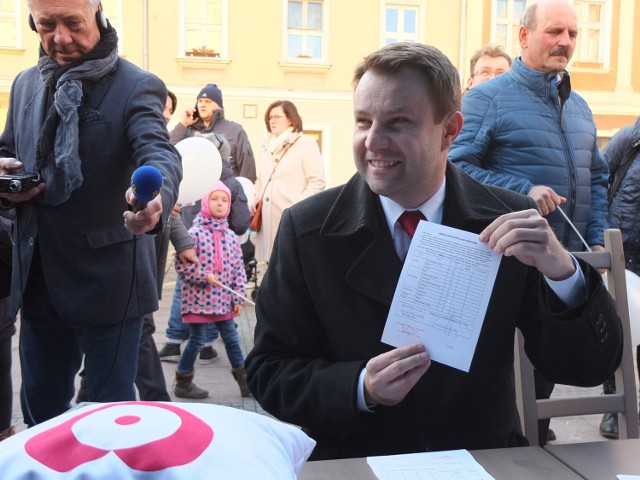 Prezydent Arkadiusz Wiśniewski i jego ankieta, którą wypełnił na opolskim Rynku.