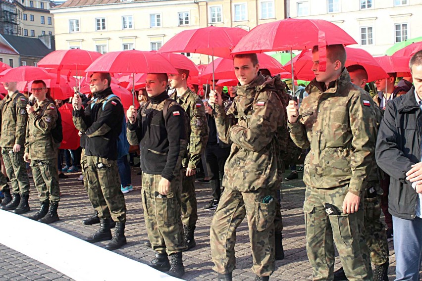 Licealiści Lublinowi. 700 uczniów ułożyło z parasolek flagę miasta 