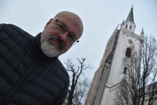 Prace przy wieży Białego Kościółka już trwają. – W przyszłym roku zostaną wykonane z trzech pozostałych stron wieży – mówi o. Krzysztof Gajewski.