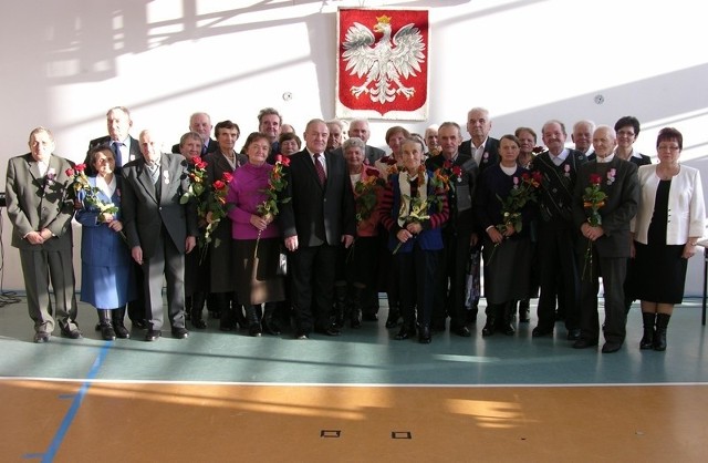 Pamiątką po uroczystości jest wspólne zdjęcie udekorowanych medalami osób. 