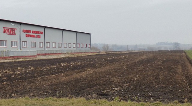 W tym miejscu, obok siedziby Rolmetu, ma rozpoczynać się północno-wschodni fragment nowej obwodnicy Kazimierzy Wielkiej.