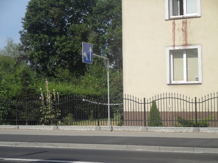 Krew na ścianie bloku przy ul. Darłowskiej w Ustce. Policja szuka nożownika                                                   