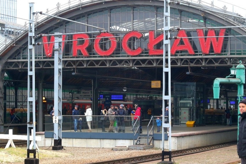 Mnóstwo pary na dworcu Wrocław Główny. Na stację wjechał pociąg retro z Niemiec do Świdnicy (ZDJĘCIA)
