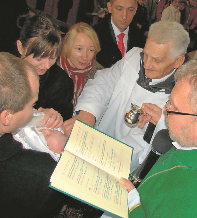 Według prawa kanonicznego chrzestni muszą być dobrymi katolikami