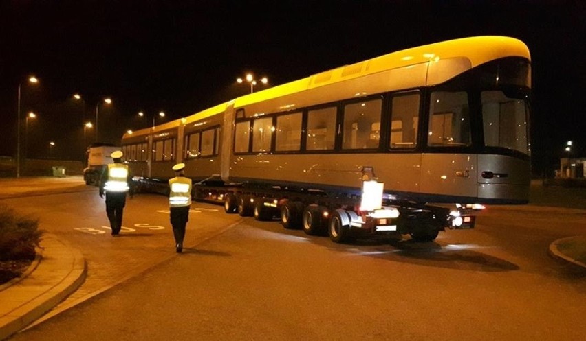 Przewożony przez nich tramwaj był o wiele za ciężki.