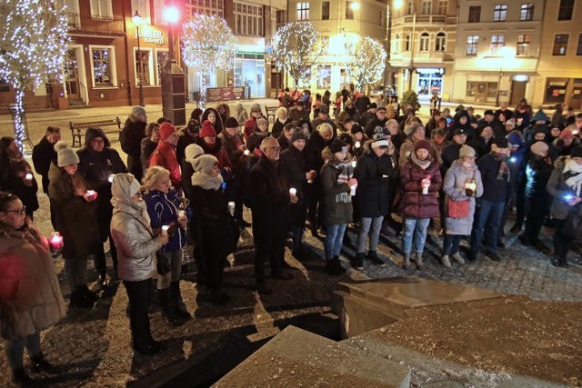 Grudziądzanie w 2019 roku po tragicznej śmierci Pawła Adamowicza, prezydenta Gdańska spontanicznie spotkali się na Rynku i zapalali znicze. Mieszkańcy, którzy mają ochotę uczcić pamięć Pawła Adamowicza, mogą pojawić się na Rynku 14 stycznia i zapalić symbolicznie znicz.