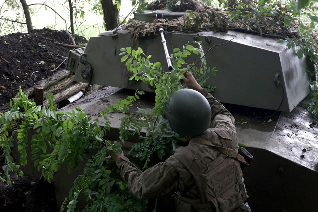 Ukraińscy artylerzyści w rejonie Bachmutu. Przygotowują się do ostrzału pozycji wroga.