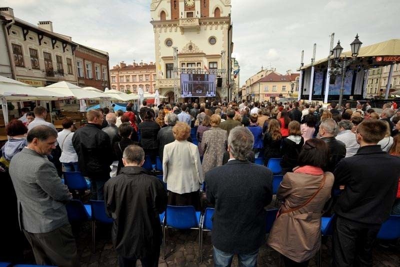 Kanonizacja Jana Pawła II. Setki osób na rzeszowskim Rynku [FOTO]