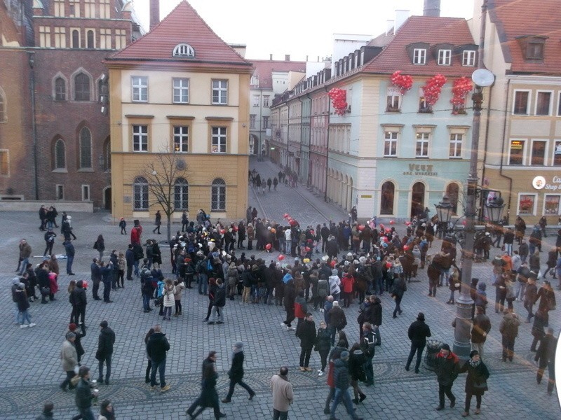 Wrocław: Ogromne serce - walentynka na Rynku (ZDJĘCIA)