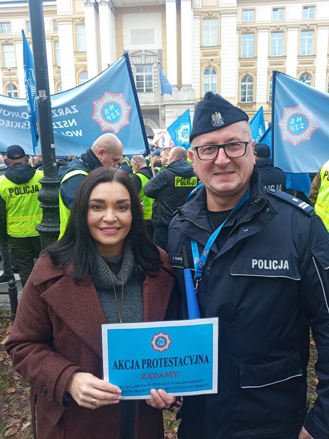 Protest policjantów pod Komendą Miejską w Gdyni to część ogólnopolskiej akcji protestacyjnej. Dlaczego funkcjonariusze protestują?