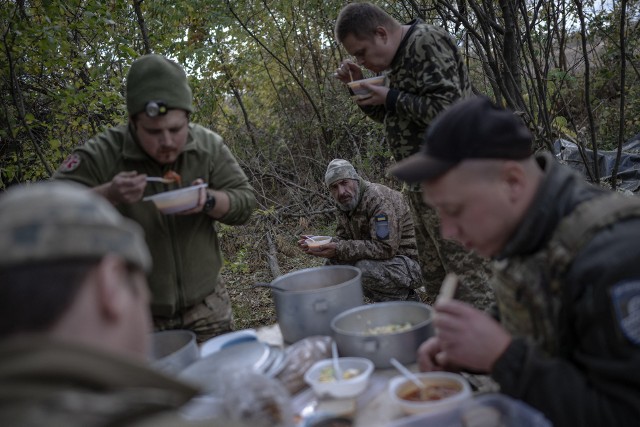Rosyjska armia stosuje taktykę „ ludzkiej fali ” Rzucają  do walki słabo wyszkolonych żołnierzy.