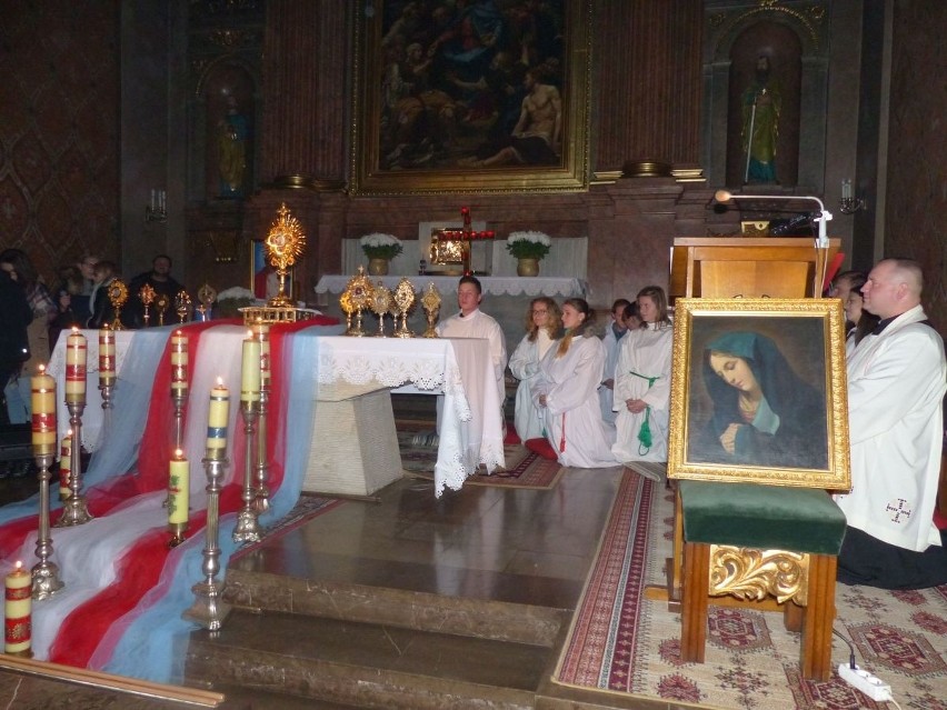 Wielu młodych ludzi na Nocy Świętych w parafii świętego Wojciecha w Kielcach
