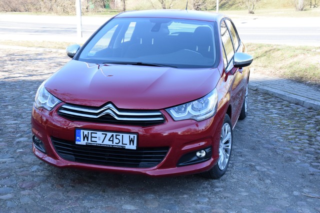 Citroen C4 Ceny Citroena C4 startują w Polsce od 59 990 zł. Testowana przez nas wersja Citroena C4 w wariancie wyposażeniowym Shine kosztowała 73 690 zł. W tej cenie klienci otrzymują m.in. czujniki parkowania z przodu i z tyłu, elektrycznie składane lusterka, aluminiowe felgi 16-calowe, systemy ABS, BAS, ESP, EBD oraz wspomaganie ruszania na wzniesieniuFot. Kacper Rogacin