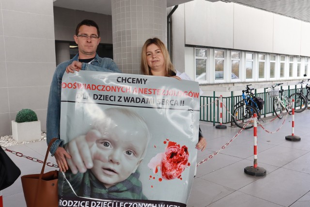 W ubiegłym miesiącu rodzice dzieci czekających na operacje kardiochirurgiczne protestowali przed szpitalem.