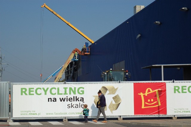 Wrocław, Stara Ikea - rozpoczęła się rozbiórka budynku - październik 2013