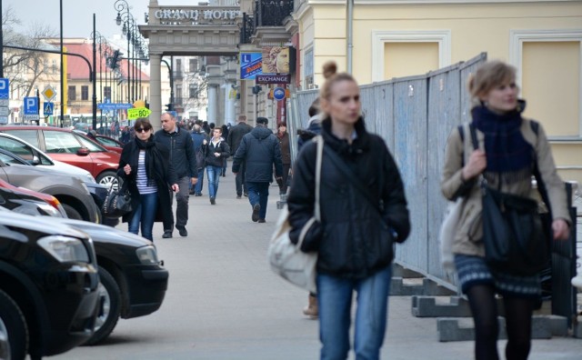 Pan Szymon m.in. w przypadku Krakowskiego Przedmieścia zwraca uwagę na auta tarasujące chodniki i niepotrzebne słupki 