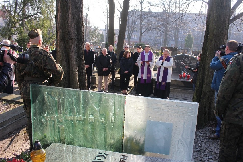 Na cmentarzu przy ul. Sienkiewicza w Katowicach, przy grobie...