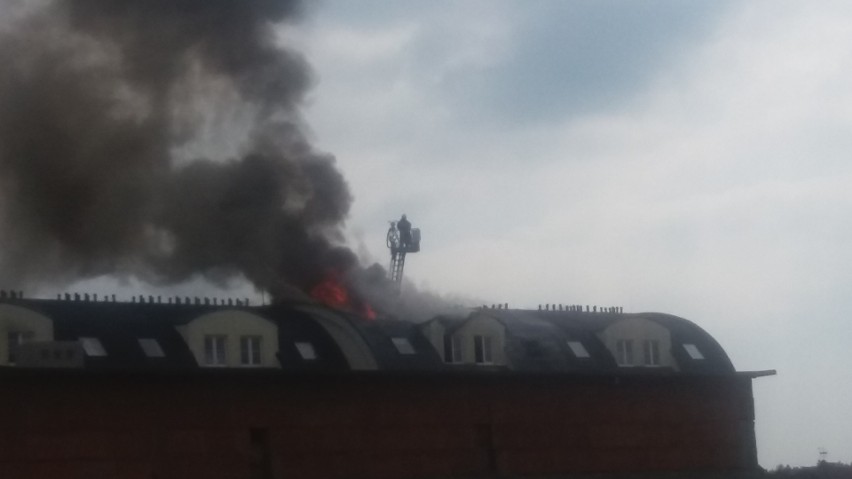 W Ornontowicach palił si dach bloku przy ul. Grabowej....