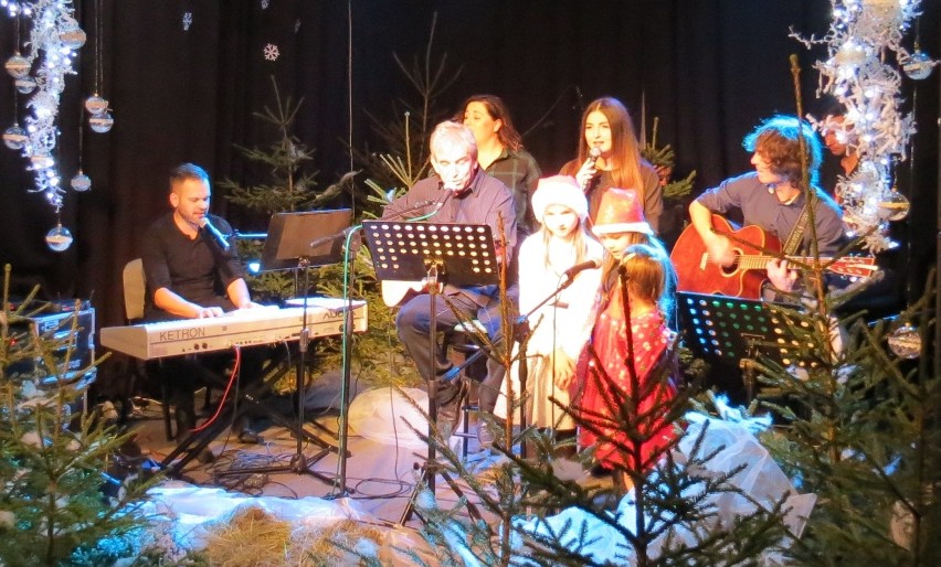 Świątecznie na koncercie w koneckim domu kultury. Śpiewali i grali Marek Werens, Dominika Wróbel i inni
