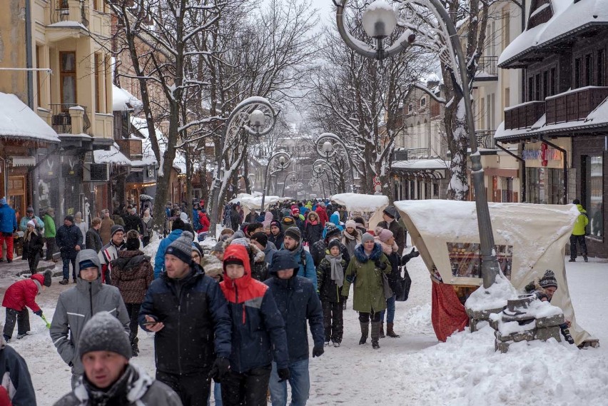 Zakopane przed sylwestrem. Śnieg, tłumy, korki i brak wody [ZDJĘCIA]