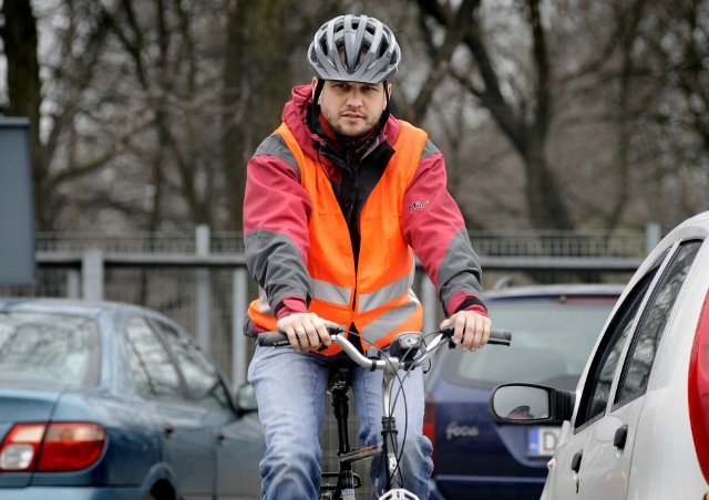 Rowerzystom zaleca się jazdę w kasku oraz, w miarę możliwości, w ochraniaczachFot. Michał Pawlik