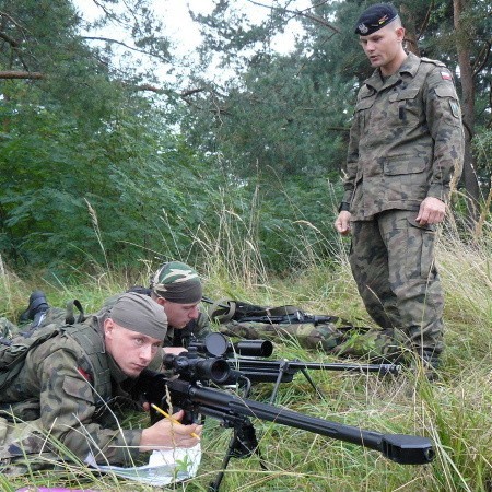 Wojskowi snajperzy używają fińskich karabinów TRG 22 i polskich Tor. Wszyscy przeszli już wstępne szkolenie w swoich jednostkach.