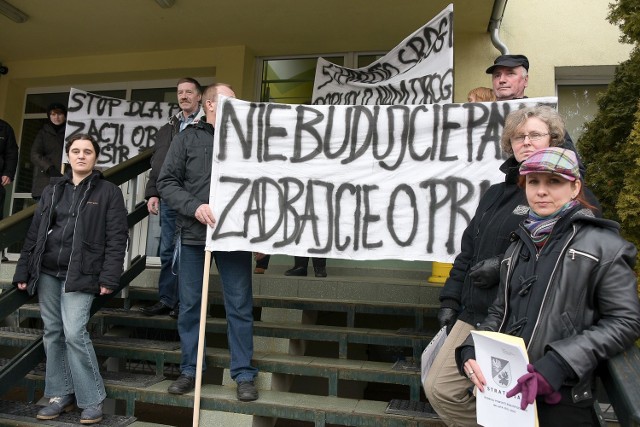Powiatowy Ośrodek Sportu i Rekreacji Bukowisko w Supraślu na sprzedaż. Pracownicy protestowali przed starostwem powiatowym w Białymstoku